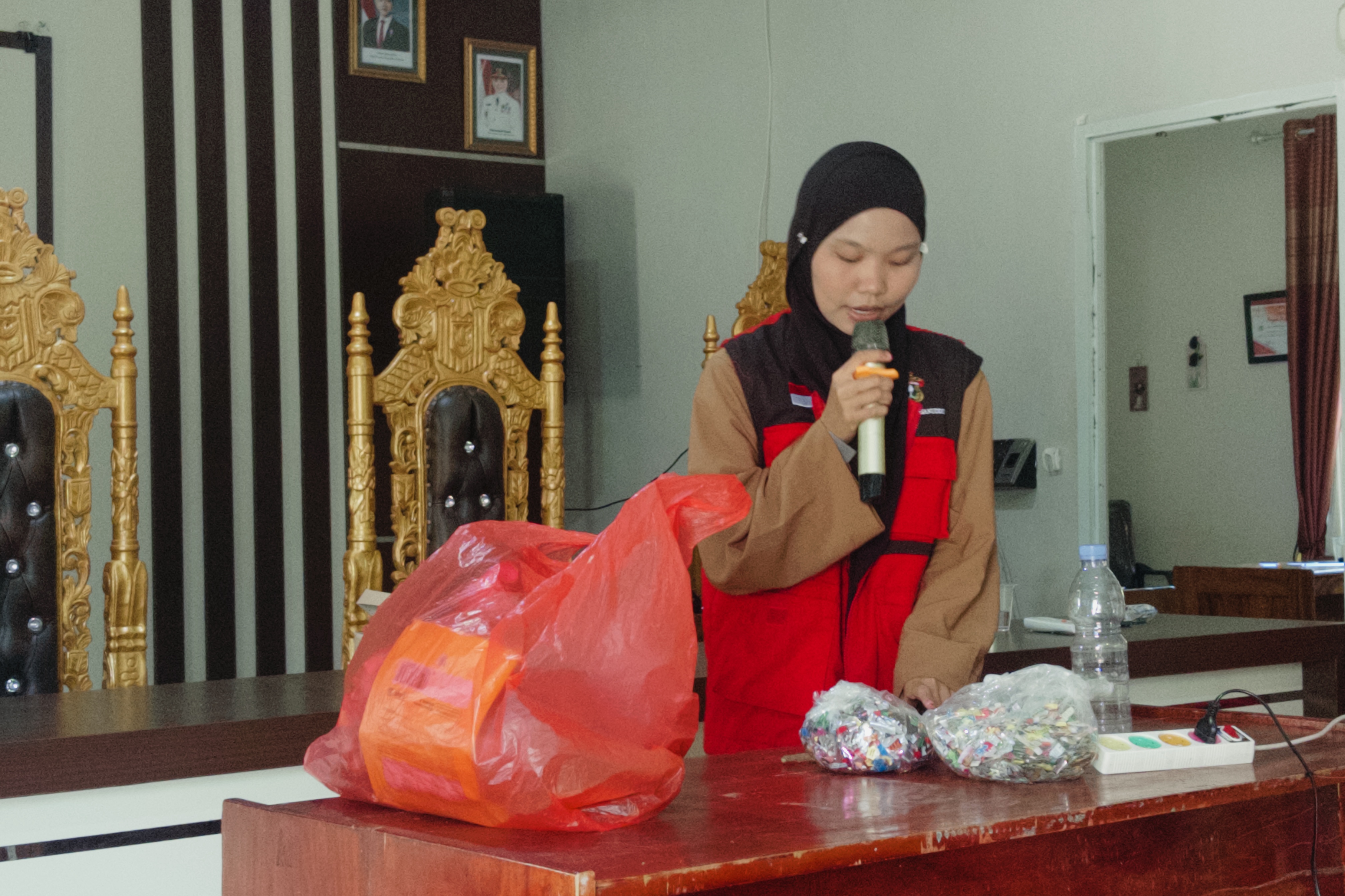 mahasiswa-kkn-t-unhas-edukasi-dan-latih-pembuatan-ecobrick-kepada-siswa-dan-masyarakat-desa-salipolo-1